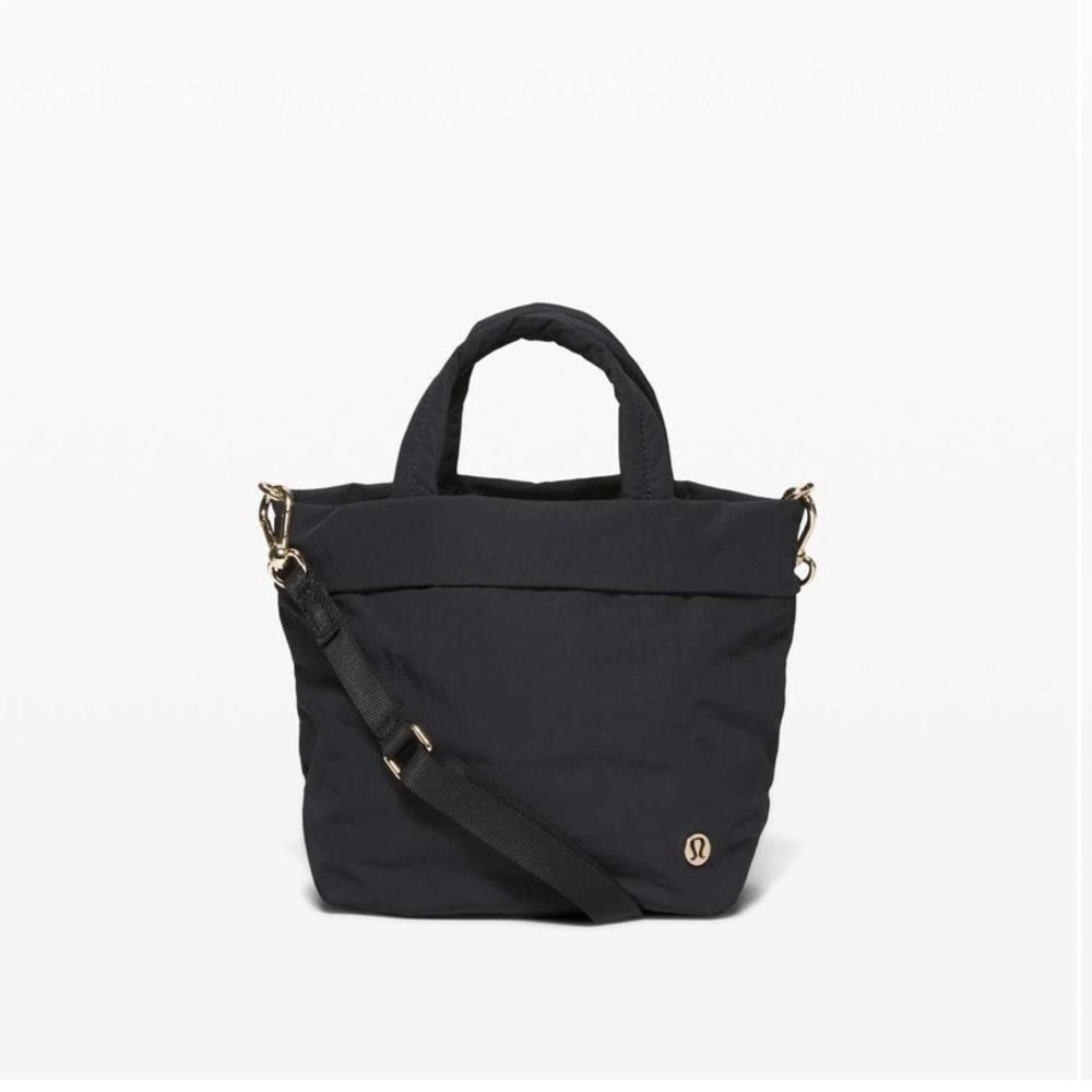 Lululemon On My Level Bag *Micro Black / Shiny Gold! EUC